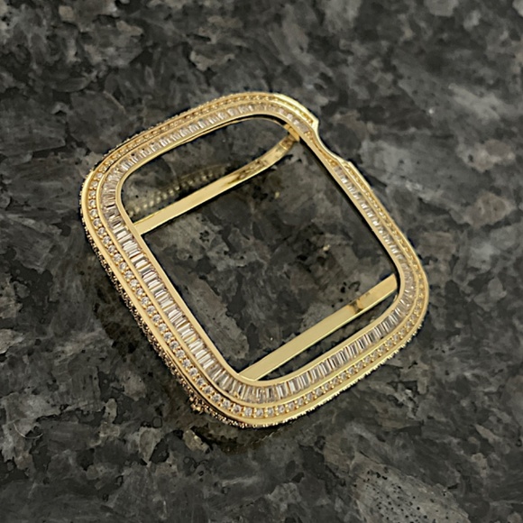 14k Yellow gold Apple Watch case with baguette and rounds - Picture 4 of 4